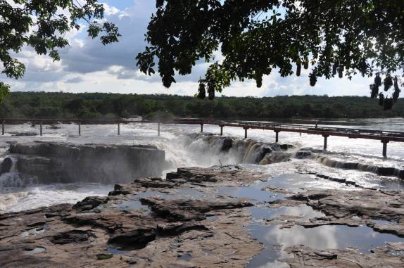 A longa passarela sobre a Cachoeira do Urubu, entre os municípios de Batalha e Esperantina - PI